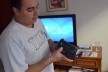 Djan Ivson Silva com a máquina que ele usa para capturar as imagens dos filmes que produz