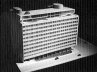 Maquete do primeiro projeto para o Edifício-sede das VFRGS (1944) [CZAJKOWSKI, Jorge (org.). Jorge Machado Moreira. Rio de Janeiro, Centro de Arquitetura e Urbanismo da Cidade do Rio de Janeiro, 1999, p. 108]