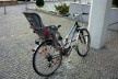 Bicicleta com “cadeirinha” para bebê, estacionada em frente ao Museu de Artes Decorativas de Berlim. Berlim, Alemanha, dezembro 2009