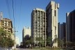 Edifício Indeca, São Paulo, 1980-1985. Arquitetos Carlos Bratke (autor) e João Luís Marques (colaborador). No entorno, outros edifícios do escritório Bratke Collet