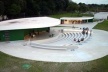 Vista do conjunto formado pelo Anfiteatro e a lanchonete / loja com o bloco de serviços ao fundo