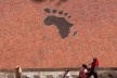 Pegada africana, Praça da Alfândega, Porto Alegre, 2011. Monumento de aço-inox e pedras de Vinicius Vieira