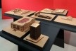 Exposição “Escola Viva”, sala com maquetes (ainda em montagem), Centro Cultural São Paulo