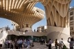 Metropol Parasol, laje suspensa sob a cobertura de madeira, Sevilha. J. Mayer H. Architects, 2004