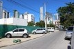 Calçada que se torna estacionamento