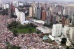 Vista aérea do bairro do Morumbi, São Paulo. Favelas ao lado de edifícios de alto padrão