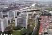 Vista aérea do Centro Empresarial, São Paulo. Ao lado, casario de classe média baixa