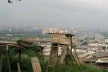 Edifícios corporativos às margens do Rio Pinheiros, São Paulo, vistos de favela no Morro do Jaguaré