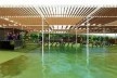 Espelho d'água avança sob a pérgola definindo microclima nos espaços de permanência