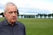 Kenneth Frampton na frente do Palácio da Alvorada, Brasília
