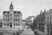 Vista da Praça Municipal, em 1923: no centro, o Paço Municipal, e, à direita, as novas edificações após o realinhamento predial estabelecido na gestão de Candido de Abreu