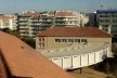 Escola Marquesa de Alorna, vista dos telhados dos edifícios existentes, do corpo da nova biblioteca e da cidade, a partir da torre, Lisboa, 2008-2012