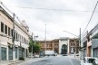 Conjunto de comércios de rua na região central de São Paulo. À esquerda, todos enquadrados no tema deste artigo. À direita, a mesma tipologia de comércio não recebeu notificação