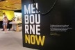 Entrada da loja da exposição, com os dizeres “The Melbourne Now store’s furniture was produced in Melbourne, and the philosophy is really about staying true to what Melbourne Now represents – celebrating what we make locally.”