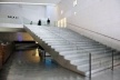 Casa da Música, escadaria e acesso lateral ao bar, Porto, 2005. Arquitetos Rem Koolhaas e Ellen van Loon / OMA