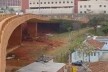 Área de intervenção sob o viaduto com universidade ao fundo