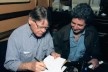 Mauricio Segall escreve dedicatória para Roberto Gervitz em lançamento de livro