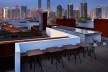 O hotel Water House, projetado pelos arquitetos Lyndon Neri e Rossana Hu, do Design Republic, e seu terraço com vista para Pudong