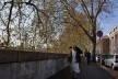 Contrastes, freira e pedestres as margens do rio Tevere