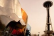 Imagem 2 – “Experience Music Project” de F. Gehry e “Space Needle” de V. Steinbrueck - dividindo o mesmo espaço no “Seattle Center”, duas obras de distintas fases econômicas, mas que refletem a mesma perspectiva em busca dos holofotes internacionais