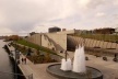 Imagem 7 – Parque Olympic Sculpture – o extremo norte da área de remodelação da Orla Central. Um local de exposição de esculturas ao ar livre e de recuperação ambiental do terreno de uma antiga refinaria de petróleo