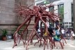 Escultura ao lado da Trinity Church, Down Town