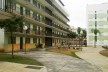 Fachada do Edifício Habitacional (Edifício de Apartamentos) Voltado para Áreas de Convívio Social (Bancos e Praça) no Interior do Conjunto