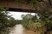 Rio carregado de sedimentos, no estado de Goiás, denota a falta de cuidado no cultivo do terra (contraste da ponte com as próteses urbanas na capital próxima)
