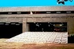 Figura 32 - Rodoviária de Jahu. Acesso lateral pela praça onde se insere o edifício. Uma rampa unifica os espaços interno e externo