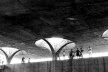 Figura 37 - Rodoviária de Jahu. As vigas curvam-se para apoiar a cobertura no solo