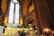 Área interna da Catedral de Liverpool, com loja e café