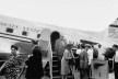 Richard e Dione Neutra desembarcando no aeroporto de São Paulo, 1945