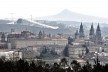 Vista geral de Santiago de Compostela. Ao fundo, la Ciudad de la Cultura de Galicia, Peter Eisenman