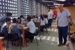 Oficina de Modelos, 10 de fevereiro, tarde, Marcos Acayaba observa o início de trabalho das equipes
