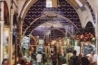 Uma das inúmeras ruas internas do Grand Bazaar, com mosaicos de azulejos no teto
