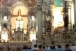 Interior da Igreja Matriz com fiéis e altar ao fundo