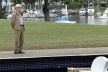 O arquiteto Marcos Konder, numa atitude solitária e contemplativa, diante de seu monumento no dia 8 de maio de 2012, após participar como convidado do Dia da Vitória