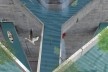 Colagem sobre fotografia das passarelas que interligam os dois edifícios em concreto aparente do Sesc Pompéia