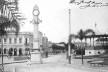 Vista parcial da praça Osório, em 1916, destacando a remodelação realizada na gestão de Candido de Abreu, com novo paisagismo, além de equipamentos e mobiliário importados da Europa (relógio, coreto e bancos)