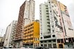Conjunto de prédios na região central de São Paulo. Da esquerda para a direita, uma ocupação irregular objeto de retrofit através da SEHAB, um edifício enquadrado no tema deste artigo, um imóvel privado, um edifício habitacional plenamente ocupado