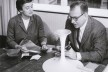 Florence Knoll e Eero Saarinen desenvolvendo a Coleção Pedestal, c.1955
