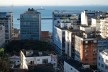Centro Histórico de Salvador, cidade baixa, panorama com prédios e ao fundo a Baía de Todos os Santos com a Ilha de Itaparica bem ao fundo