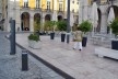 Acesso à arcada na Praça do Comércio, com o piso recuperado e novo mobiliário urbano, Lisboa
