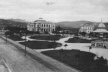Jardim da Praça da Liberdade década de 1910. Ao fundo Palácio da Liberdade