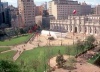 Praça da Constituição na frente do palácio de La Moneda, Santiago de Chile, 1985. Arqs. Undurraga & Deves