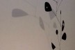 Móbile Viúva Negra, de Alexander Calder, no espaço expositivo
