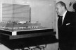 Mies van der Rohe observando a maquete do Conjunto Nacional de autoria de José Zanini Caldas