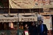 Contaminações, painel publicitário em restaurante e pizzaria no centro urbano de Roma