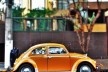 Fusca cromado amarelo, série fotográfica “Os fuscas ofuscam”