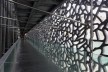 Museu das Civilizações da Europa e do Mediterrâneo – MuCEM, Marselha, 2013. concreto rendilhado que envolve parte do edifício, visto do interior da galeria que circunda o museu